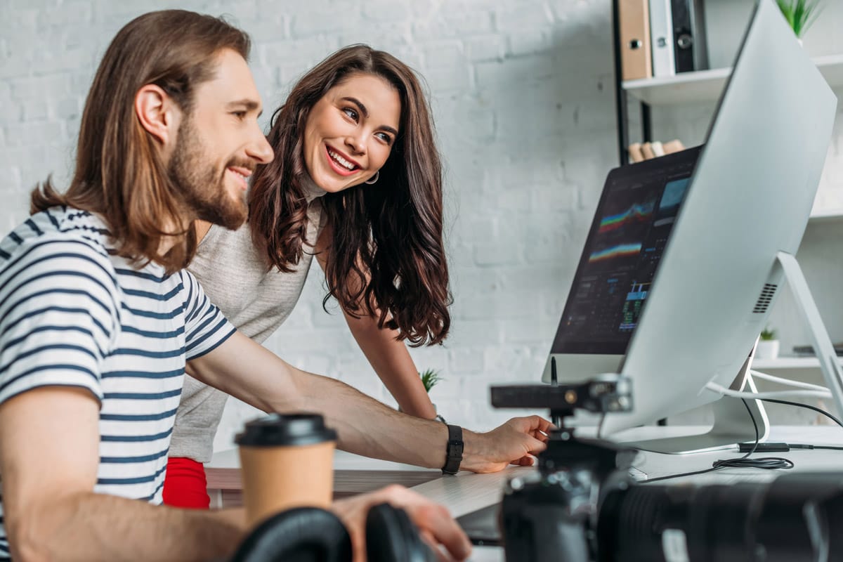 Lindsey Hart presenting on what user journey is at Perfect Afternoon's Embracing the Journey workshop in Pleasant Ridge, Michigan. 